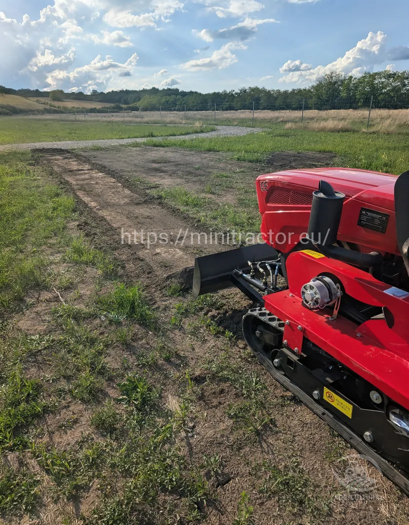 Minitraktor munka közben 3